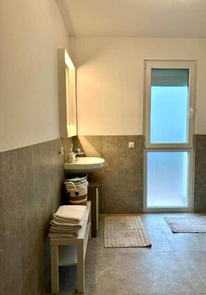 Shower, hair dryer, towels - Lakeside Family Apartment - Pörtschach (Pörtschach am Wörther See)