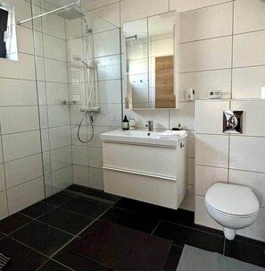 Een douche, een haardroger, handdoeken