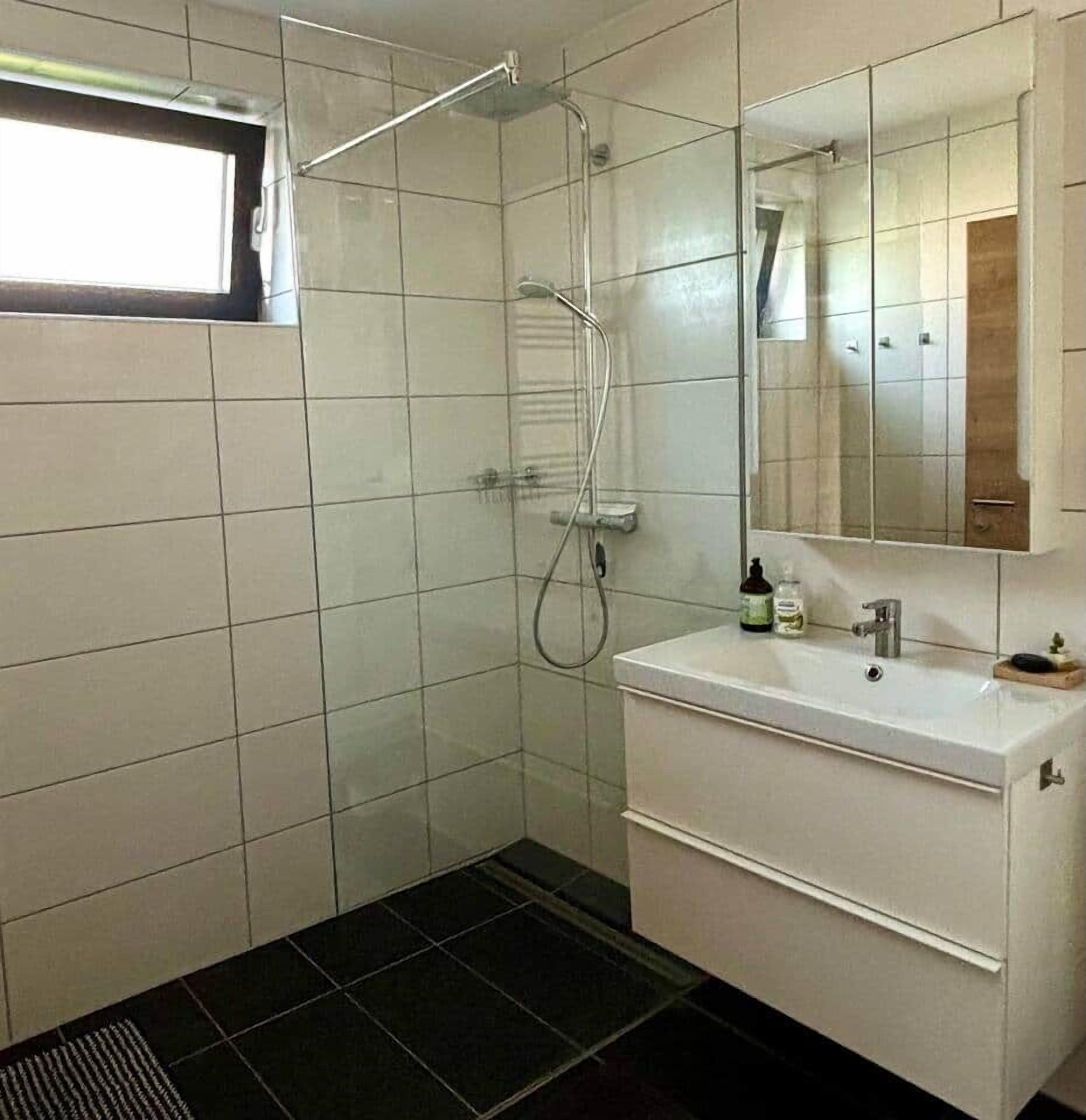 Dusj, hårføner og håndklær