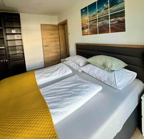 1 bedroom, iron/ironing board, WiFi, bed sheets - Lakeside Terrace Apartment - Velden (Velden am Wörthersee)
