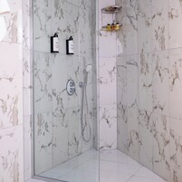 Habitación Deluxe, vistas al río | Baño | Ducha, secador de pelo, zapatillas y toallas