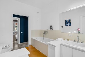 Regadera, secadora de cabello, bidet, toallas 