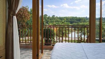 Basic Studio, Balcony