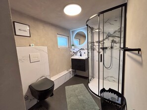 Dusche, Haartrockner, Handtücher