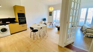 A compact living space with a kitchen, dining area, and a bedroom. - "Keia" Pedestrianized city center, Air conditioning, Wifi (Sète)
