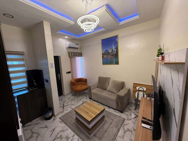 Economy-Apartment, Balkon, Stadtblick | Wohnbereich