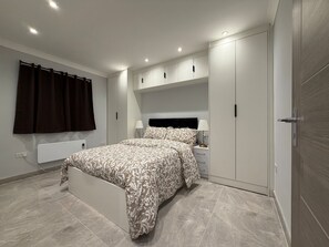 1 bedroom, Internet, bed sheets - Modern 1BR Wembley | Free Parking | Best Location (Wembley)