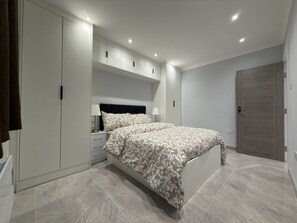 1 quarto, acesso à internet, roupa de cama