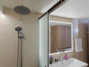 Dusche, Haartrockner, Handtücher