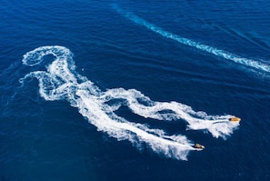 A jet ski creating a wake in the ocean. - Villa del la Vilar in Mallorca (Pollença)