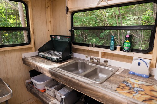 Cozy private Glamping cabin in walking distance to beach and 2 others close bye.