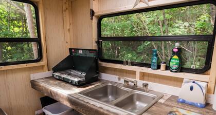 Cozy private Glamping cabin in walking distance to beach and 2 others close bye.
