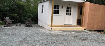 Cozy private Glamping cabin in walking distance to beach and 2 others close bye.