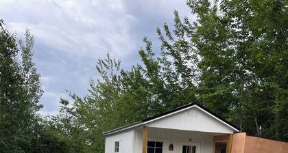 Cozy private Glamping cabin in walking distance to beach and 2 others close bye.