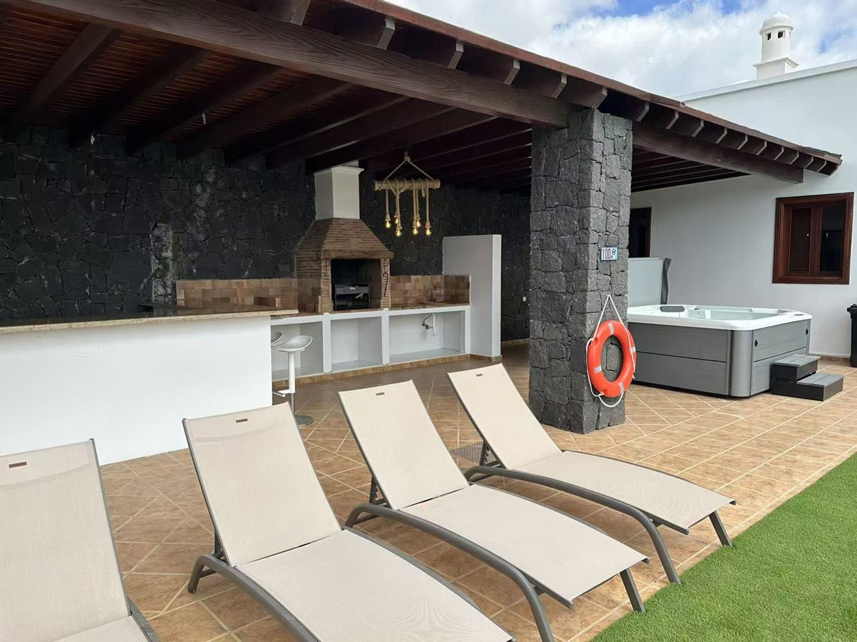 House | 9 bedrooms