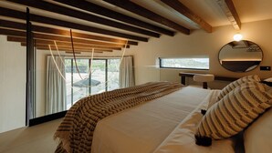 Une chambre à coucher avec un lit, une fenêtre, un bureau et un miroir.