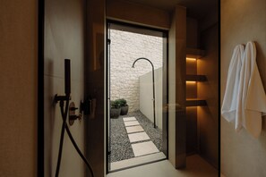 Villa Premium | Salle de bain | Douche, articles de toilette gratuits, sèche-cheveux, peignoirs