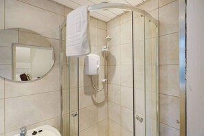 Shower, shampoo - Stylish Seaside Stay with Balcony, Walk to Beach (Redcar and Cleveland)
