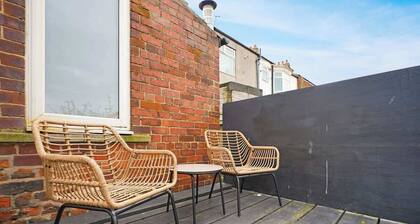 Stylish Seaside Stay with Balcony, Walk to Beach