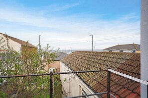 Property grounds - Stylish Seaside Stay with Balcony, Walk to Beach (Redcar and Cleveland)