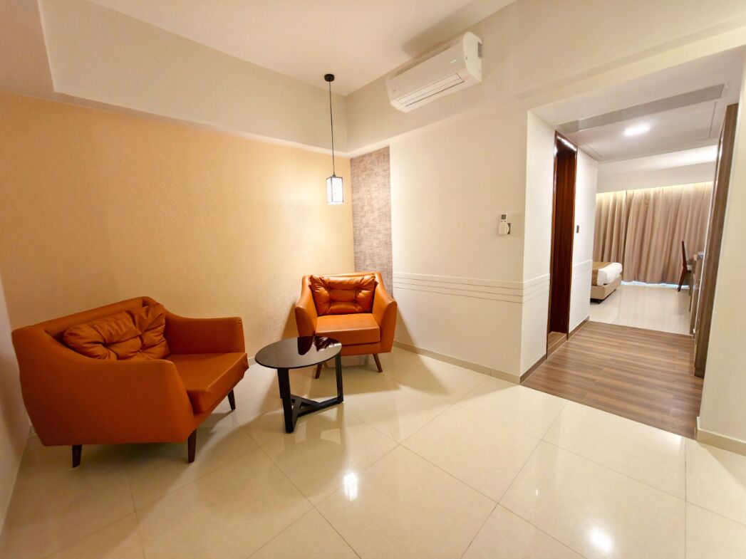 프리미어 스위트, 발코니, 부분 바다 전망 | 거실 공간