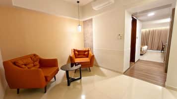 Suite Premier, balcón, vistas parciales al mar | Zona de estar