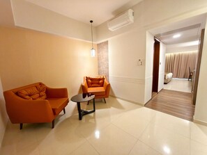 Suite – premier, balkong, delvis sjøutsikt | Oppholdsområde