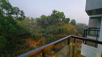 Standard-Doppel- oder -Zweibettzimmer, Balkon, Hügelblick | Unterkunftsgelände