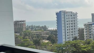 Habitación Premier con 1 cama doble o 2 individuales, balcón, vistas parciales al mar | Jardines del alojamiento