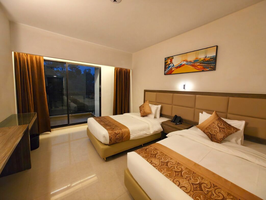 Habitación estándar con 1 cama doble o 2 individuales, balcón, vistas a la colina