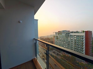 Habitación Premier doble, balcón, vistas parciales al mar | Jardines del alojamiento