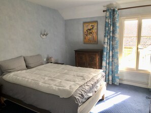 4 quartos, ferros/tábuas de passar roupa, roupa de cama