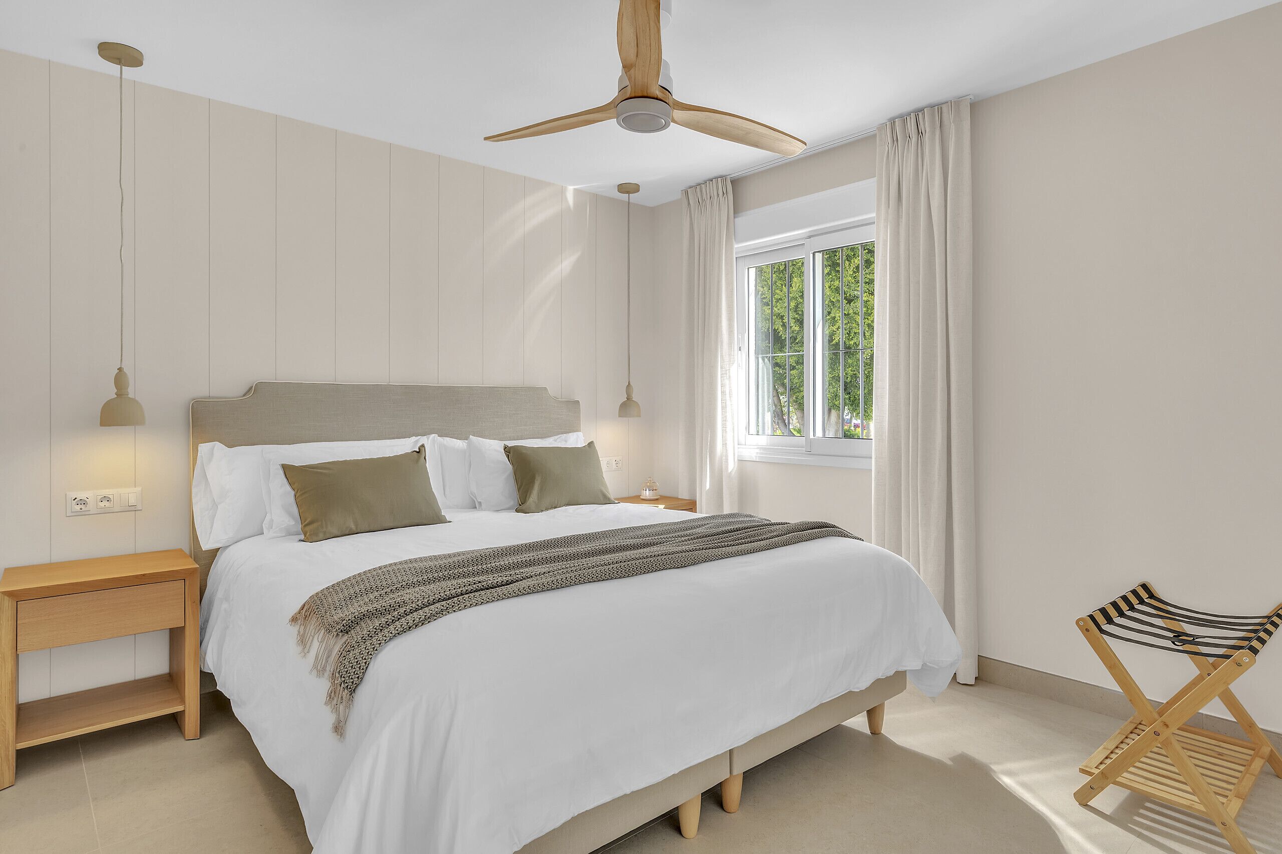 Tabla de planchar con plancha, wifi gratis y ropa de cama 