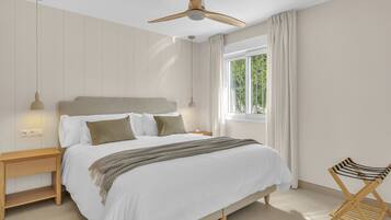 Tabla de planchar con plancha, wifi gratis y ropa de cama