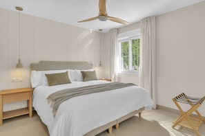 Tabla de planchar con plancha, wifi gratis y ropa de cama 