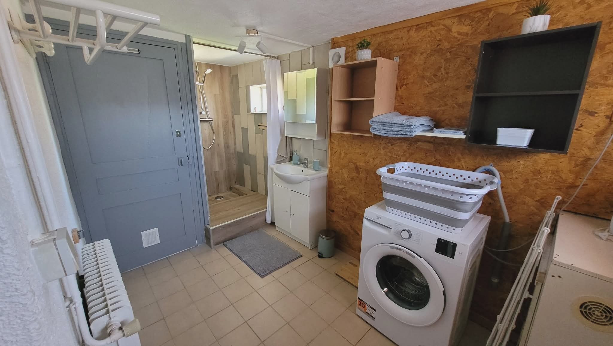 Een douche, een haardroger, handdoeken, toiletpapier