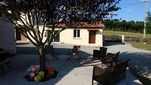 Terrace/patio - Fully Equipped, Comfortable 50 m² Gîte with Private Parking (Saint-Sixte)