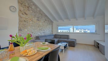 Appartamento familiare, camere multiple (Peschiera lake view) | Area soggiorno | TV LED 32 pollici con canali via cavo