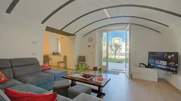 Appartamento familiare, camere multiple, 2 bagni (Peschiera few steps from the lake) | Area soggiorno | TV LED 32 pollici con canali via cavo