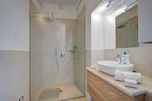 Perhehuoneisto, useita makuuhuoneita, 2 kylpyhuonetta (Peschiera few steps from the lake) | Kylpyhuone | Suihku, hiustenkuivaaja, bidee, pyyhkeet