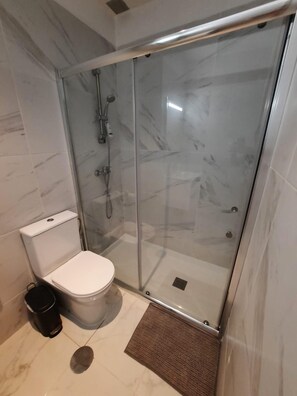 Towels, soap, toilet paper - Studio (T0) for rent at Rua da Alegria nº 426, Bonfim, Porto (Porto)