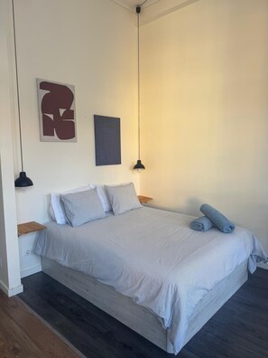 Iron/ironing board, Internet, bed sheets - Studio (T0) for rent at Rua da Alegria nº 426, Bonfim, Porto (Porto)