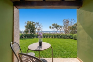 Junior-suite - havudsigt | Udendørs spisemuligheder