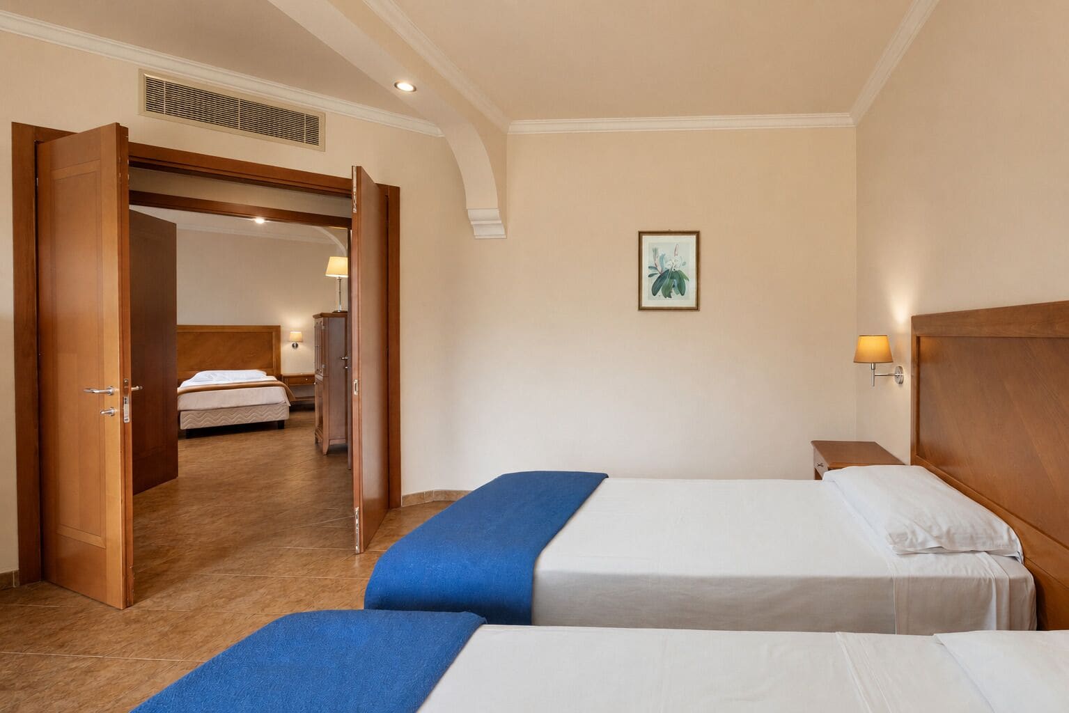 Family Suite - Pool Access not included | Una cassaforte in camera, una scrivania, postazione laptop