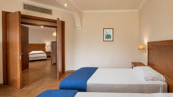Family Suite - Pool Access not included | Una cassaforte in camera, una scrivania, postazione laptop