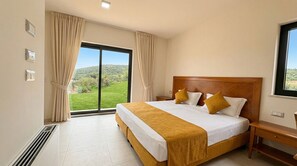 Exclusive-Apartment, Meerblick | Zimmersafe, Schreibtisch, laptopgeeigneter Arbeitsplatz