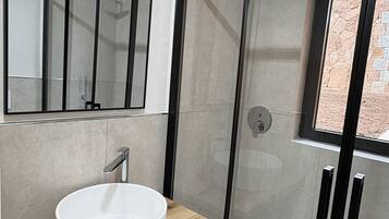 Exclusive-Apartment, Meerblick | Badezimmer | Dusche, Haartrockner, Handtücher, Seife