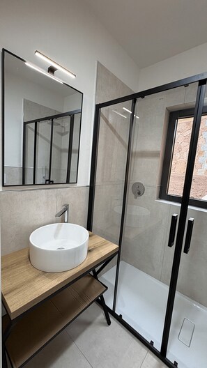 Exclusive Condo, Sea View | Bathroom | Shower, hair dryer, towels, soap - Suites Del Borgo (Olbia)