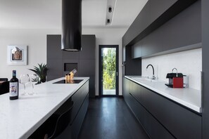 Fridge, oven, stovetop, dishwasher - Sunset Villa Rhodes in Ixia (Rhodes)