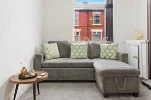 Fireplace - House - Sleeps 6 - On Street Parking (Manchester)
